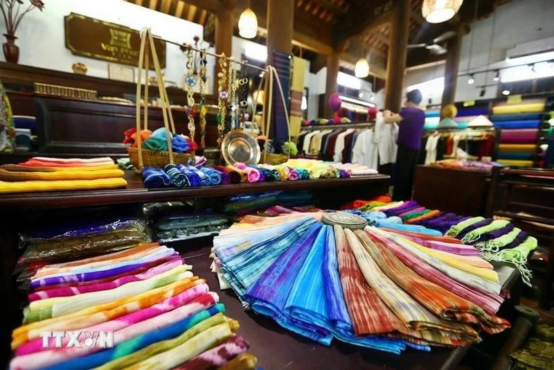 Les produits en soie Van Phuc sont de couleurs diverses, riches en variété et réputés pour leur qualité durable. Photo : VNA. 
