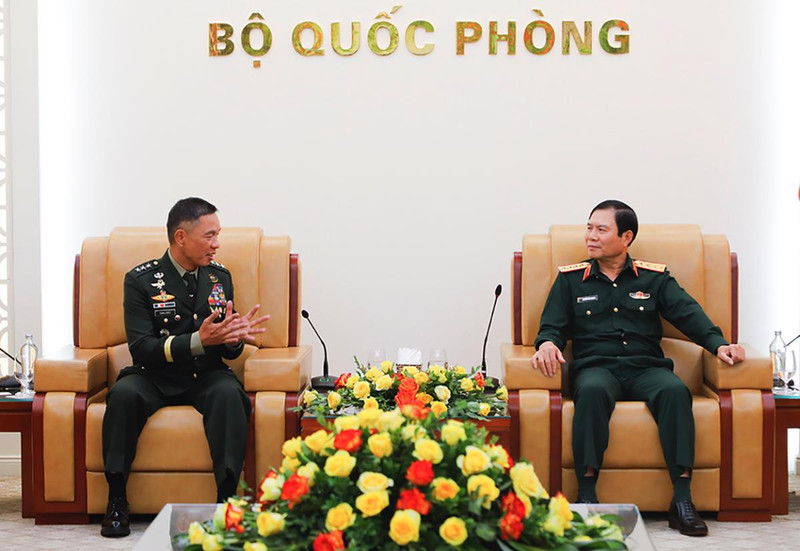 Le général d’armée Nguyen Tan Cuong (droite) et le lieutenant-général Roy Mabagos Galido. Photo : baobienphong. 