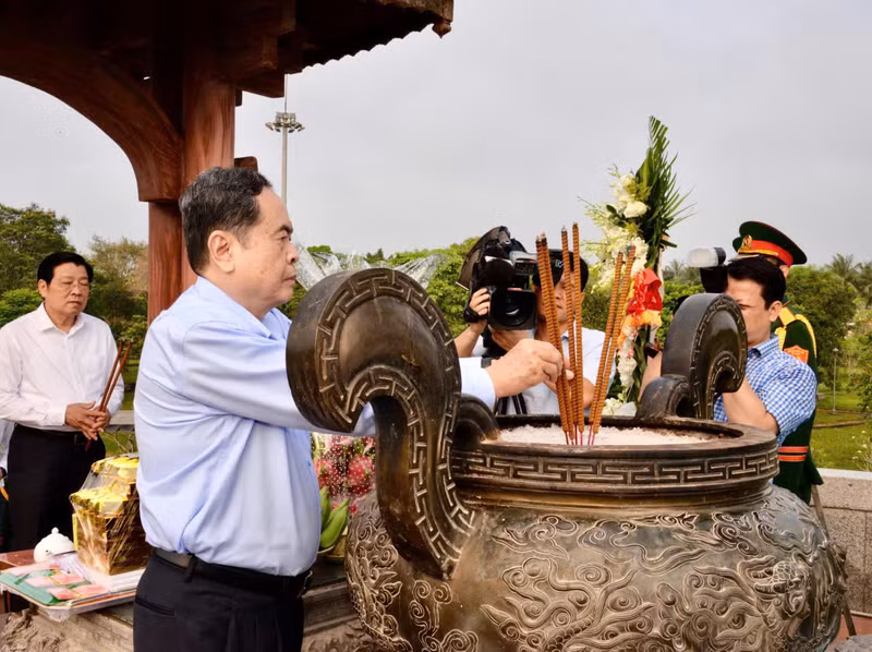Le plus haut législateur et les délégués ont offert de l'encens et des fleurs pour commémorer les martyrs héroïques et les compatriotes à l'ancienne citadelle de Quang Tri. Photo : quochoi.