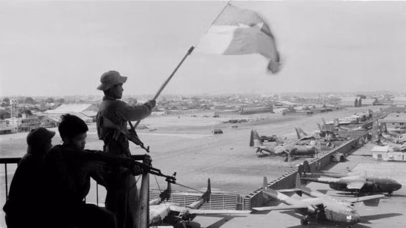 Le drapeau de l'Armée de libération flotte à l'aéroport de Tan Son Nhat, le 30 avril 1975. Photo : VNA. Le drapeau de l'Armée de libération flotte à l'aéroport de Tan Son Nhat, le 30 avril 1975. Photo : VNA.