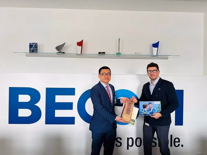 L'ambassadeur Vu Le Thai Hoang (à gauche) et Roman Bock, directeur exécutif de BECOM. Photo : Ambassade du Vietnam en Autriche