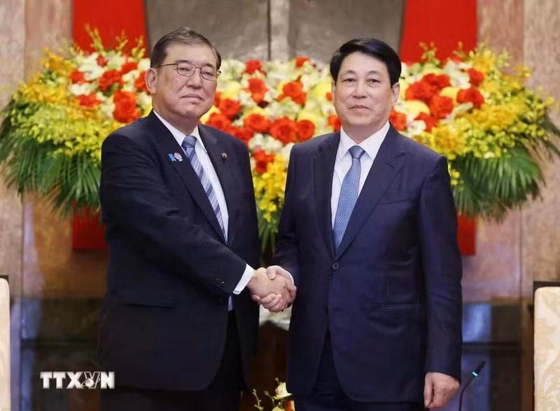 Le président de la République Luong Cuong (droite) reçoit le Premier ministre japonais Ishiba Shigeru. Photo : VNA.
