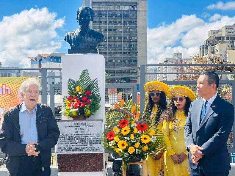 Le Dr Carolus Wimmer s'exprime lors de la cérémonie d'offrande de fleurs à la mémoire du Président Ho Chi Minh, sur l'avenue Bolívar, à Caracas, à l'occasion du 35e anniversaire de l'établissement des relations diplomatiques entre le Vietnam et le Venezuela (18 décembre 2024). Photo : Ambassade du Vietnam au Venezuela.