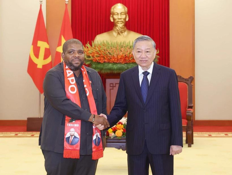 Le secrétaire général du Parti, Tô Lâm 5droite- et le secrétaire général du Front de libération du Mozambique (FRELIMO), Chakil Aboobacar. Photo : VNA.