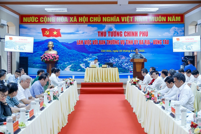 Le Premier ministre Pham Minh Chinh travaille samedi 3 mai avec la Permanence du Comité provincial du Parti de Ba Ria-Vung Tau. Photo : VGP.