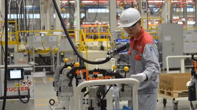 Dans l'usine d’automobile Thanh Cong Viet Hung. Photo : NDEL.