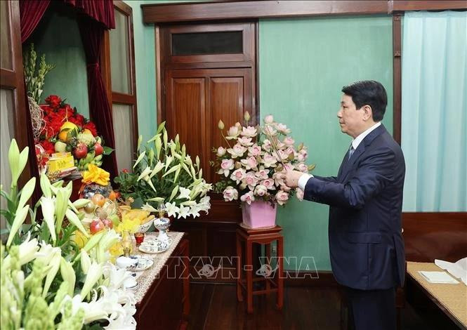 Le président Luong Cuong offre de l'encens en hommage du Président Hô Chi Minh. Photo : VNA.