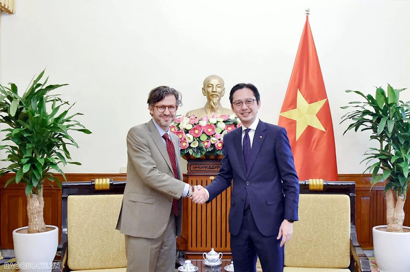 Le vice-ministre des Affaires étrangères du Vietnam, Do Hung Viet, (à droite) et le vice-ministre colombien des Affaires étrangères chargé des affaires multilatérales, Mauricio Jaramillo Jassir. Photo : baoquocte.