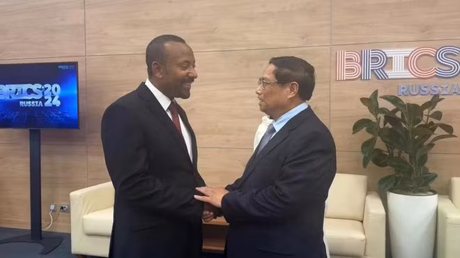 Le Premier ministre Pham Minh Chinh (droite) rencontre son homologue éthiopien Abiy Ahmed Ali, en marge du Sommet des BRICS 2024, en Russie. Photo: VNA.