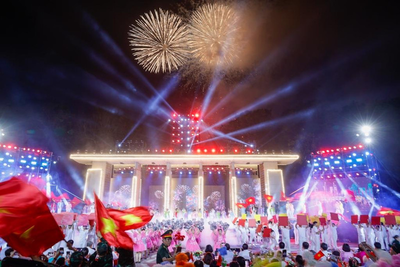 Tir de feux d'artifice au multiplex télévisé intitulé ''Le chant de la victoire résonne à jamais'' à Hanoi. Photo : VGP.