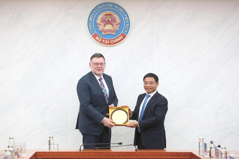 Le ministre vietnamien des Finances, Nguyen Van Thang (à droite), et son homologue tchèque Zbyněk Stanjura. Photo : baodautu.