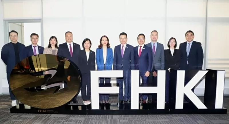 Madame Nguyen Minh Hang (au centre) a eu une rencontre de travail avec le président de la Fédération des industries de Hong Kong (FHKI). Photo : baoquocte.