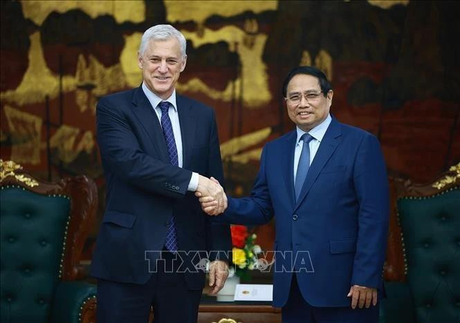 Le Premier ministre Pham Minh Chinh (droite) reçoit le directeur général du groupe Standard Chartered Bill Winters. Photo : VNA. 