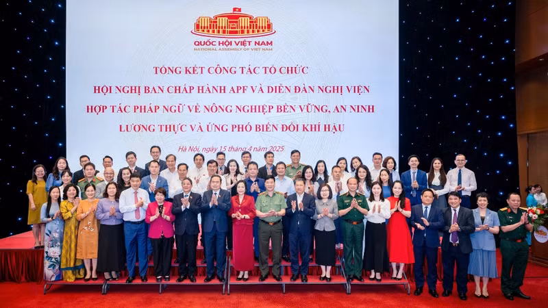 Les délégués lors de la réunion. Photo : quochoi.