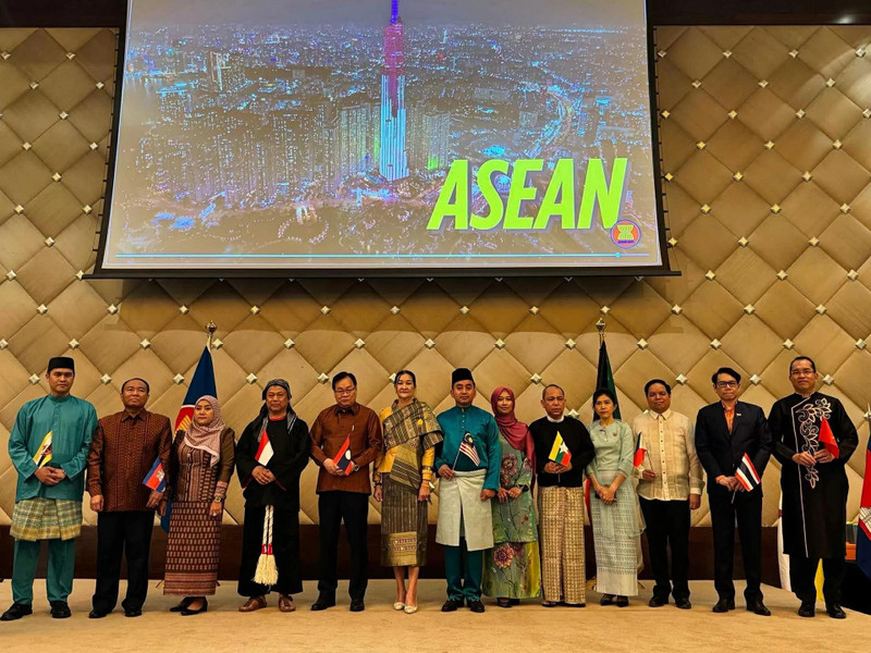 Les ambassadeurs des pays de l’ASEAN au Koweït en tenue nationale traditionnelle. Photo : BQT.