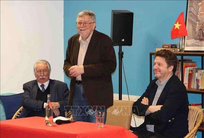 Pierre Gréga, président de l'Association d'amitié Belgique-Vietnam s'exprime lors d'un événement de soutien aux victimes vietnamiennes de l'agent orange à Bruxelles en février 2025. Photo : VNA.