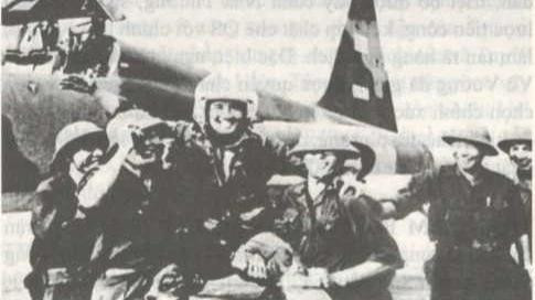 Le pilote Nguyen Thanh Trung et l’avion F-5E à l'aéroport de Phuoc Long. Photo : VNA.