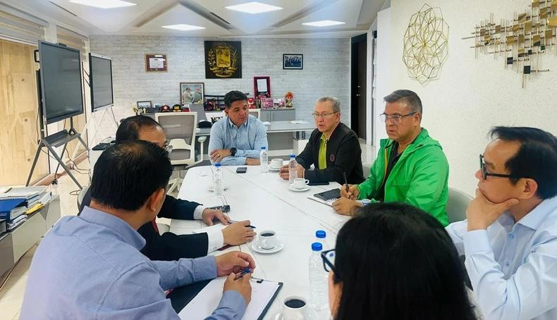Le vice-président Jorge Marquez (en blouson vert) lors de la rencontre avec la délégation vietnamienne. Photo : NDEL.