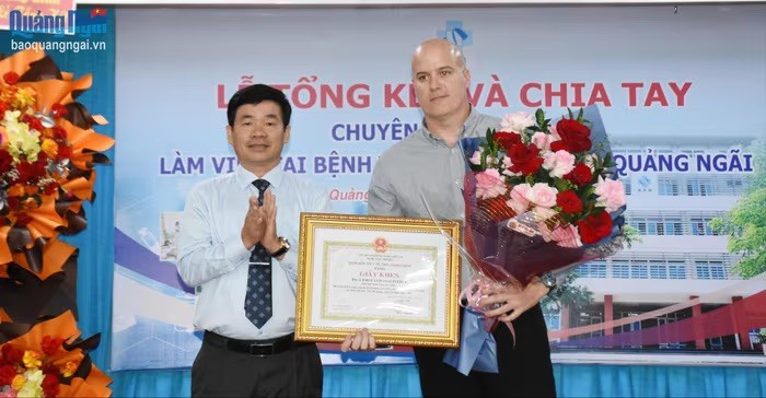 Remise d'un certificat de mérite au docteur Jorge Luis Diaz Puebla. Photo : baoquangngai.