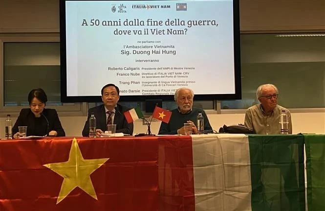 L’ambassadeur du Vietnam en Italie, Duong Hai Hung, lors d’un séminaire à Mestre. Photo: VNA.