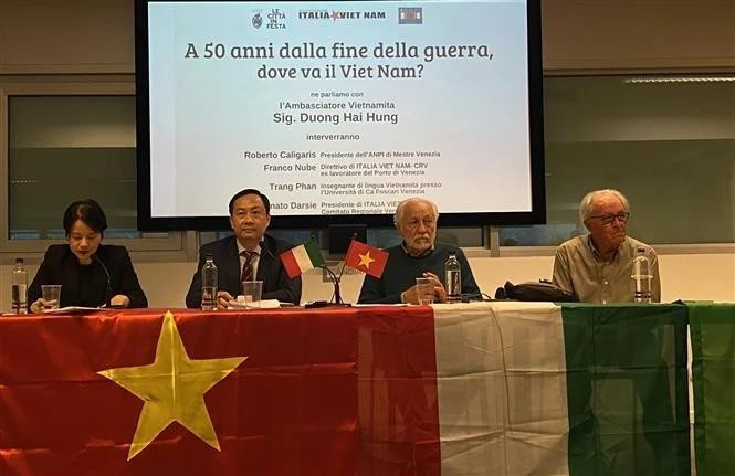 L’ambassadeur du Vietnam en Italie, Duong Hai Hung, lors d’un séminaire à Mestre. Photo: VNA.