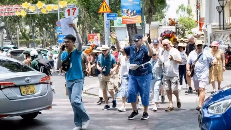 Des visiteurs à Hô Chi Minh-Ville. Photo : SGGP