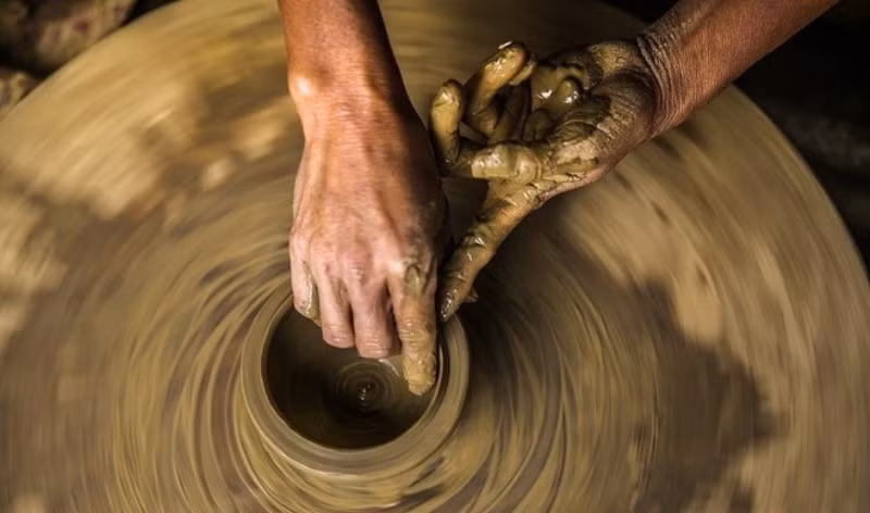 Le processus de moulage et de mise en forme des produits en céramique de Bat Trang est toujours l'étape la plus difficile et doit être réalisé par des artisans qualifiés aux mains habiles. Photo : VNA.