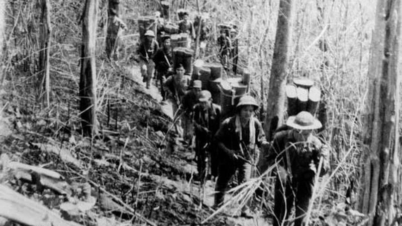 Les forces de l'héroïque unité de transport C3 (du groupe 250 Tay Nguyen) portent des munitions sur leurs épaules vers le champ de bataille. Photo : VNA.