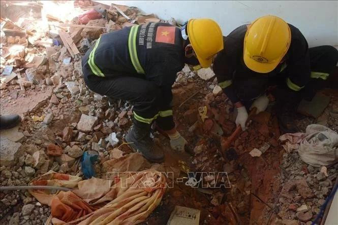 Une équipe de secours vietnamienne récupère une autre victime du tremblement de terre au Myanmar. Photo : VNA.