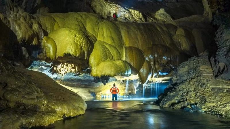 Dans la grotte de Va dans le parc national de Phong Nha-Ke Bang. Photo : NDEL.