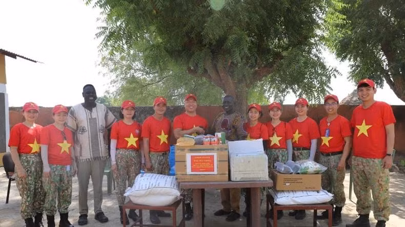 Les Casques bleus vietnamiens sont appréciés pour leur proximité, leur dévouement et leur bienveillance envers les populations locales. Photo : Équipe du génie.