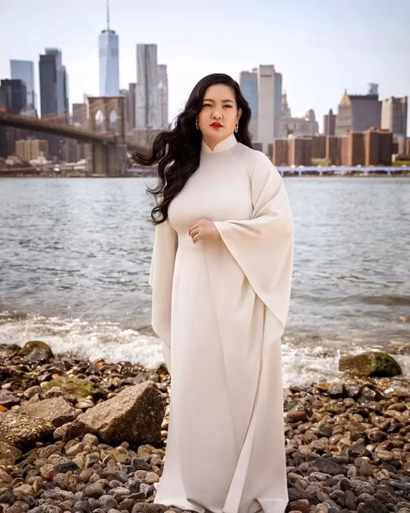 « Si je choisis de porter l’Ao dai, c’est pour exprimer mon respect envers l’héritage culturel du Vietnam », a confié Amanda Nguyen. Photo : baoquocte.