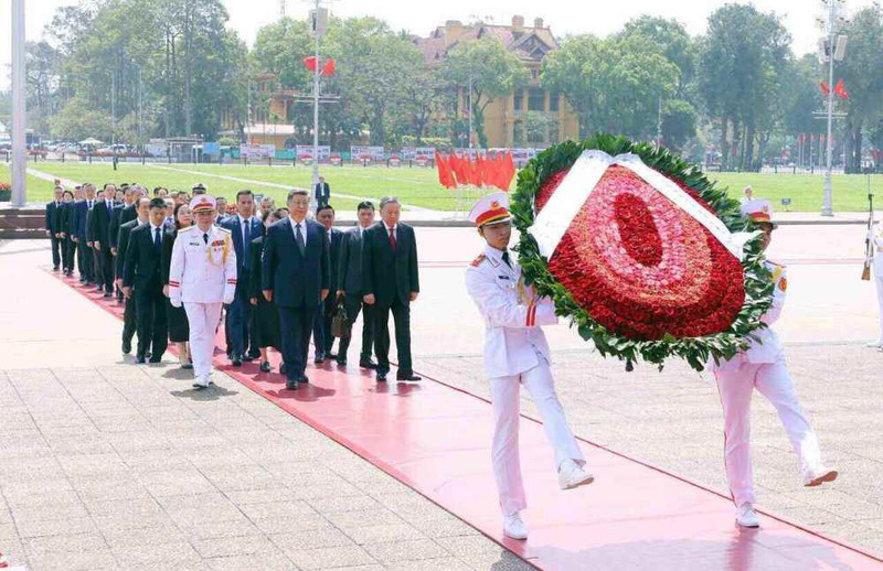Le secrétaire général du Comité central du Parti communiste chinois et président chinois, Xi Jinping et une haute délégation chinoise rendent hommage au Président Hô Chi Minh en son mausolée à Hanoï. Photo : VNA.
