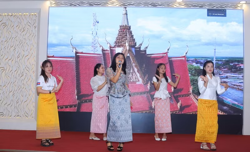 Un numéro de chant et danse des étudiantes cambodgiennes. Photo : CVN.