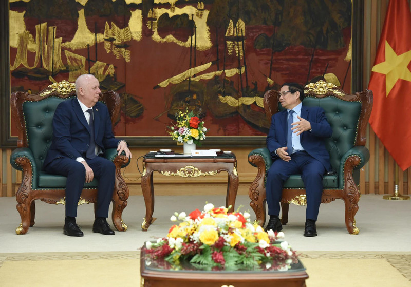 Le Premier ministre, Pham Minh Chinh (droite), et le vice-Premier ministre biélorusse, Anatoly Sivak. Photo : NDEL.