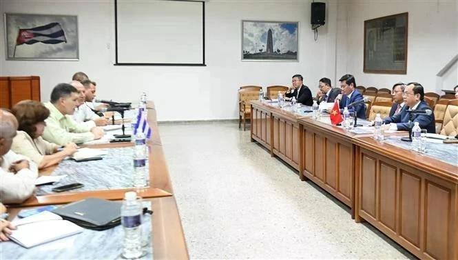 Séance de travail entre le ministre cubain du Commerce extérieur et des Investissements, Oscar Perez Oliva, et la délégation vietnamienne. Photo : VNA.