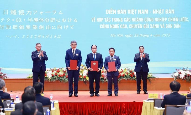 Le PM Pham Minh Chinh et son homologue japonais Ishiba Shigeru à la signature d'un accord de coopération en matière d'investissement entre des entreprises des deux pays. Photo : VNA.