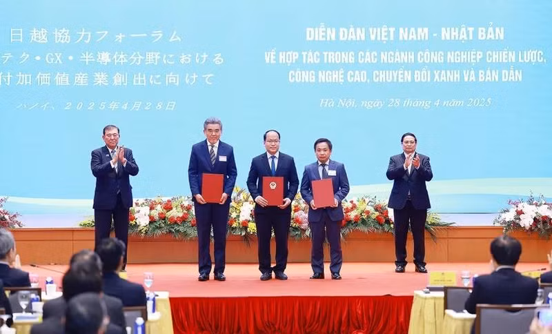 Le PM Pham Minh Chinh et son homologue japonais Ishiba Shigeru à la signature d'un accord de coopération en matière d'investissement entre des entreprises des deux pays. Photo : VNA.