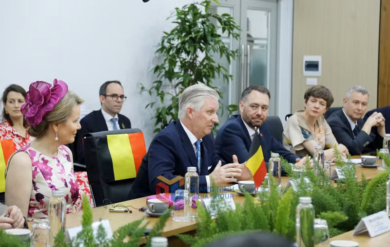 Le roi et la reine des Belges lors de la rencontre de travail avec les autorités de Quang Ninh. Photo : nguoilaodong.