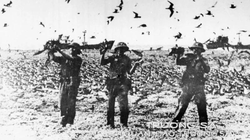 Les soldats de l'île Chim (l’archipel de Truong Sa du Vietnam) gardent et protègent l'île. Photo d’archives : VNA.