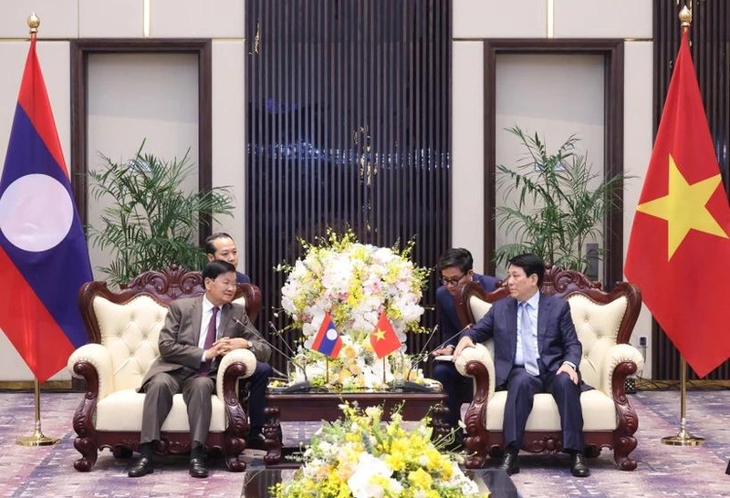 Le président Luong Cuong (droite) reçoit le dirigeant lao Thongloun Sisoulith. Photo : VNA.