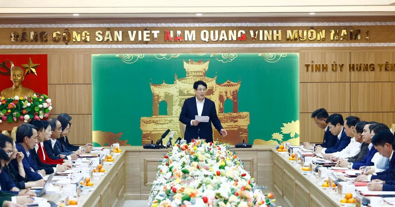 Le président Luong Cuong préside une réunion pour annoncer le projet de rapport d’inspection à Hung Yen. Photo : VNA