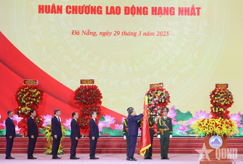 Le secrétaire général du Comité central du Parti communiste du Vietnam, To Lam, a décerné la Médaille du Travail de première classe au Comité du Parti, aux autorités et au peuple de Da Nang. Photo : quandoinhandan.