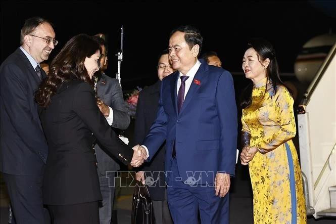 Le président de l’AN du Vietnam Trân Thanh Mân, son épouse Nguyên Thi Thanh Nga, sont arrivés à 21h mardi 1 avril à l’aéroport de Zvartnots à Yerevan, entamant une visite officielle en Arménie. Photo : VNA.