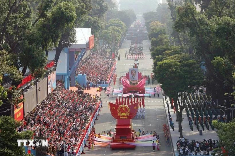 Défilé à Ho Chi Minh-Ville en l'honneur du 50e anniversaire de la Libération du Sud et de la Réunification nationale. Photo : VNA.