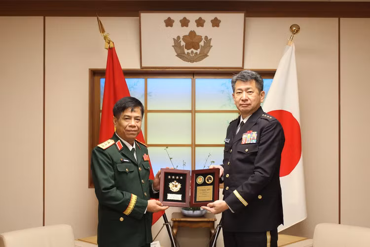 Le général de corps d’armée Nguyen Van Nghia (à gauche) rencontre le général Morishita Yasunori, chef d'état-major des forces terrestres d'autodéfense japonaises. Photo : khoahocdoisong.