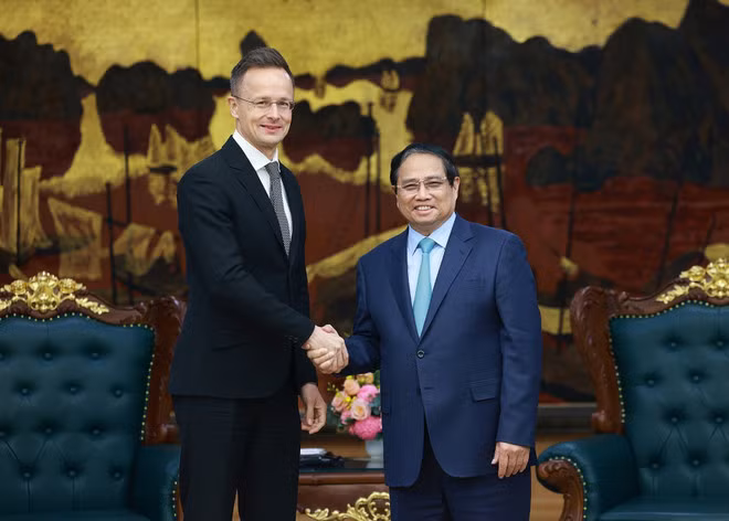 Le PM Pham Minh Chinh (droite) et le ministre hongrois des Affaires étrangères et des Relations économiques extérieures Péter Szijjártó. Photo : VNA Le PM Pham Minh Chinh (droite) et le ministre hongrois des Affaires étrangères et des Relations économiques extérieures Péter Szijjártó. Photo : VNA