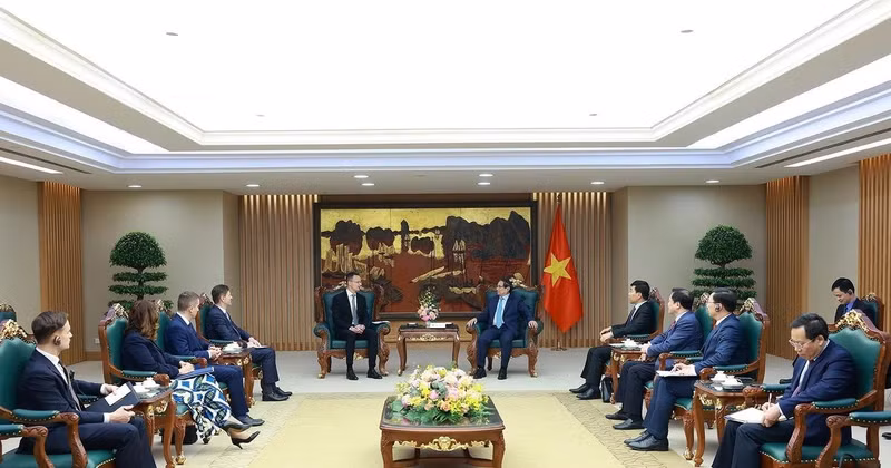 La rencontre entre le PM Pham Minh Chinh et le ministre hongrois des AE et des Relations économiques extérieures Péter Szijjártó. Photo : VNA