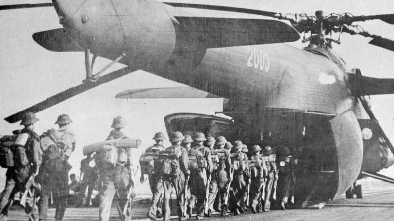 Des soldats embarquent à bord d'un avion de transport vers le Sud pour participer à la campagne Ho Chi Minh pour libérer Saigon (avril 1975). Photo : VNA.