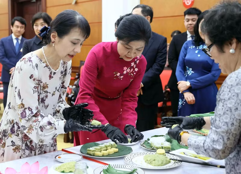 Les épouses de dirigeants vietnamien et japonais préparent du "bánh cốm". Photo : VNA.